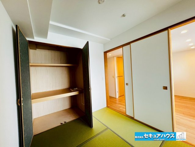 アルバックス日進の和室|【和室4.5帖】
◆扉を閉めれば客間としても利用することもできる汎用性の高いお部屋です。
◆押入には来客時の布団や季節物などをしまうことができるため便利な収納スペースです。　　　　　　　　　　　　　　