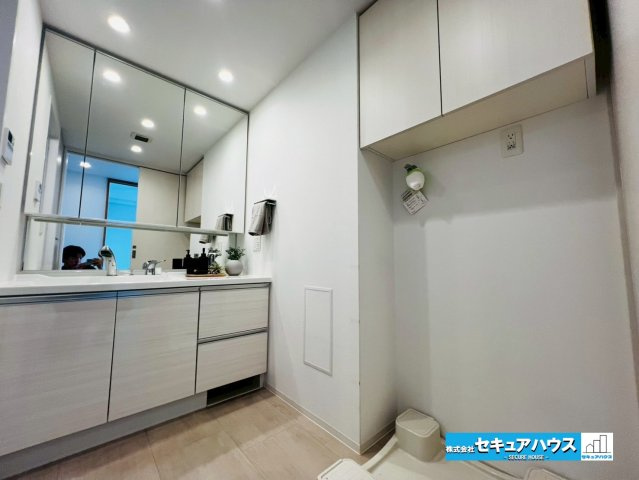 アルバックス日進の洗面所|【洗面室】
◆洗濯機置き場に吊戸棚がございます。
◆洗剤やタオルなどをしまうことが出来る便利なスペースです。　　　　　　　　　　　　　　　　　　　　　　　　　　　　　　　　　　　　　　　　　　　　　　