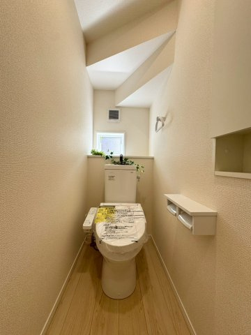 ークレイドルガーデンー小倉南区若園第７【小倉南区　新築戸建て】のトイレ|窓もあり換気のできる1階トイレ