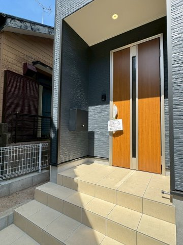 ークレイドルガーデンー小倉南区若園第７【小倉南区　新築戸建て】の玄関|玄関には屋根があるので雨の日のドアの開閉も気になりません　【小倉南区　新築戸建て】