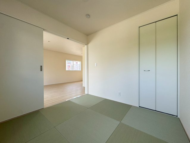 ークレイドルガーデンー小倉南区若園第７【小倉南区　新築戸建て】の和室|リビング横の和室は４．５帖♪