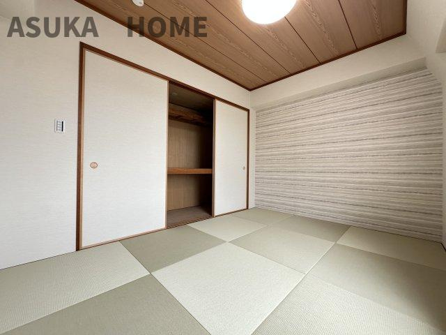 コスモ横浜和田町ヒルズの和室|掃き出し窓に面した6帖の和室です。たっぷり陽射しが降り注ぐ明るい室内は目覚めの良い朝を迎えられそう！