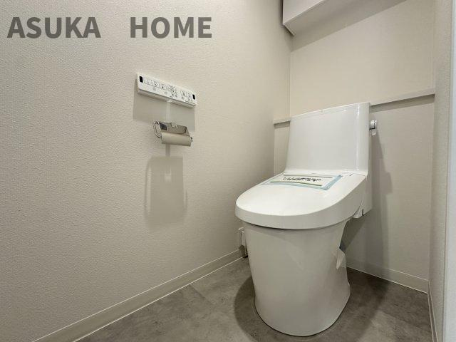コスモ横浜和田町ヒルズのトイレ|温水洗浄便座のトイレ設備です。奥行きの有るゆったりしたスペースのトイレ空間です。
