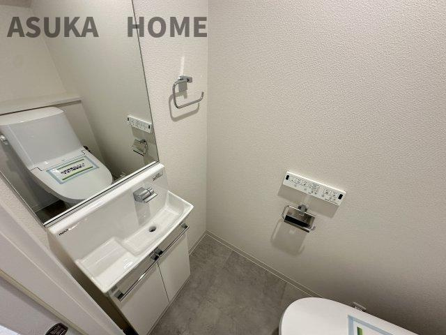 コスモ横浜和田町ヒルズのトイレ|トイレには手洗い場と、大きな鏡付の簡易洗面台がついています。