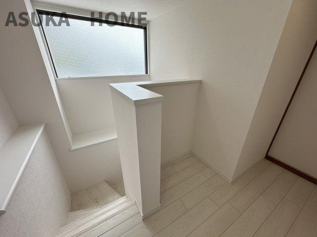 コスモ横浜和田町ヒルズのその他|階段の踊り場スペースです。明り取りの大きなすりガラスの窓があり、大変明るくなっています。