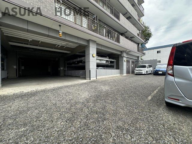 コスモ横浜和田町ヒルズの駐車場|敷地内駐車場の様子です。駐車しやすそうなスペースです。