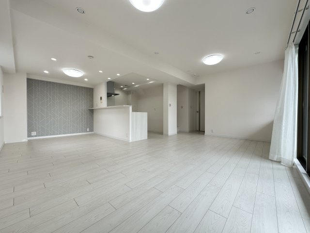 コスモ横浜和田町ヒルズの居間・リビング|たっぷりの陽射しを確保する2面採光です。角部屋ならではの開放感！ぜひ実際にご覧になって下さい。