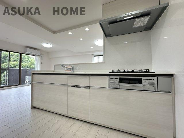 コスモ横浜和田町ヒルズのキッチン|白を基調とした一体感のあるシステムキッチンが魅力的なキッチンスペースとなってます。