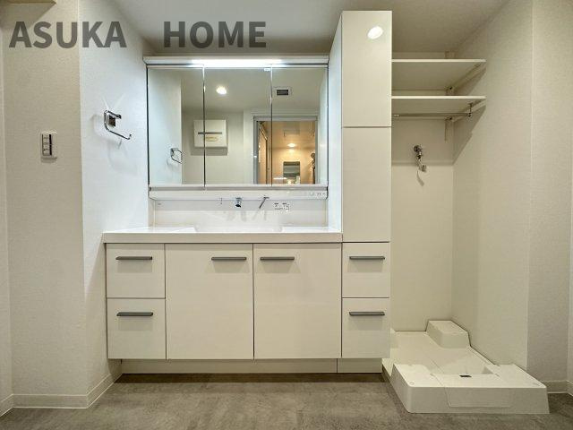 コスモ横浜和田町ヒルズの独立洗面台|ワイドタイプの洗面化粧台です。収納もたっぷり！幅が有るので忙しい朝に家族ならんで身支度できますね。