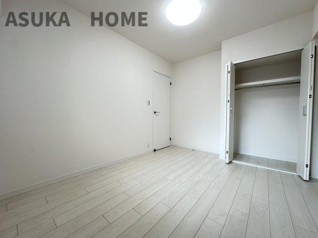 コスモ横浜和田町ヒルズの洋室|シンプルですっきりとした居心地の良い雰囲気の空間です。自分好みのインテリアで過ごしてくださいね。