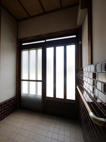 立川町貸家東の玄関