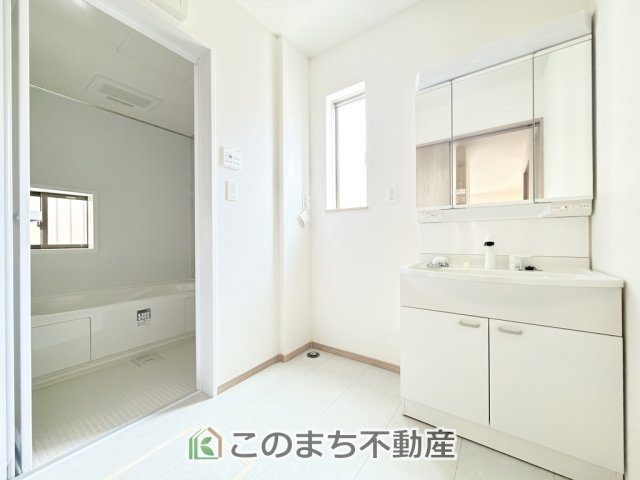 ハートフルタウン宇都宮市双葉2丁目429番の洗面所|シャンプードレッサーで朝の身支度♪伸びるホースでお掃除も簡単清潔です！