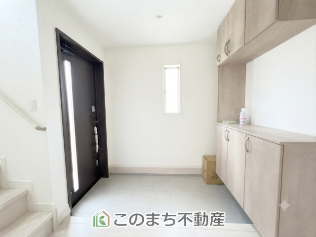 ハートフルタウン宇都宮市双葉2丁目429番の玄関|広々とした玄関スペース♪たくさんの靴を収納できる下駄箱もございます。