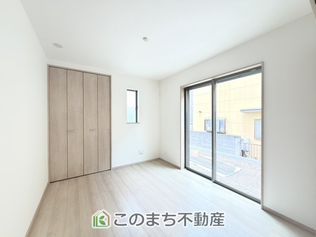 ハートフルタウン宇都宮市双葉2丁目429番の洋室|お子様のお昼寝にも便利な洋室です。大きな窓から暖かな日差しが差し込みます♪