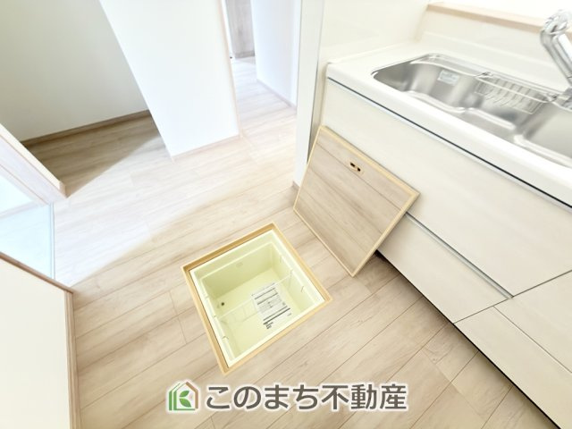 ハートフルタウン宇都宮市双葉2丁目429番の収納|キッチンには床下収納を備え、食品や日用品のストック収納に便利。すっきり片付く使い勝手の良い設備です。
