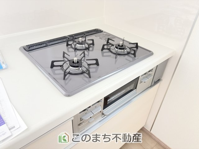ハートフルタウン宇都宮市双葉2丁目429番のキッチン|三ツ口コンロ採用で、同時調理もスムーズ◎！お料理を並べられるカウンター付きで、配膳・片付けをサポート！リビングで過ごすご家族とコミュニケーションを楽しみながら作業可能です♪