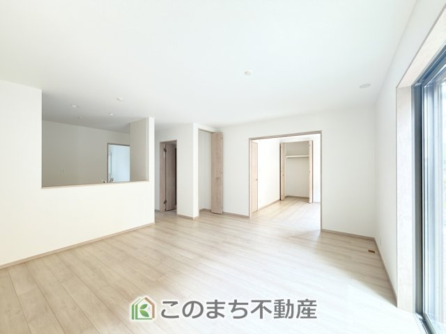 ハートフルタウン宇都宮市双葉2丁目429番の居間・リビング|開放感のある広々としたリビング☆家族みんなでゆったりくつろげます♪
南側から暖かな日差しが差し込みます♪キッチンからリビングの様子がよく見渡せます☆