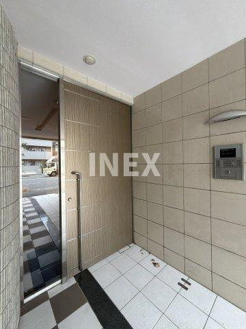 横浜市南区永田東１丁目の賃貸マンションのエントランス