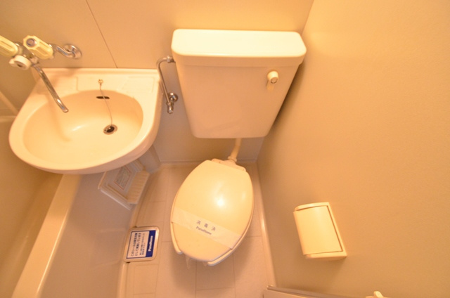 ユニットバス内のトイレです☆
