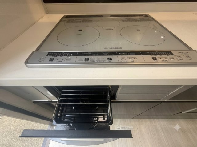 「演奏に没頭できる防音室完備」高知市中久万　中古一戸建てのその他|火を使わず安全＆お掃除楽々！3口IHコンロ＋便利なグリル付き。