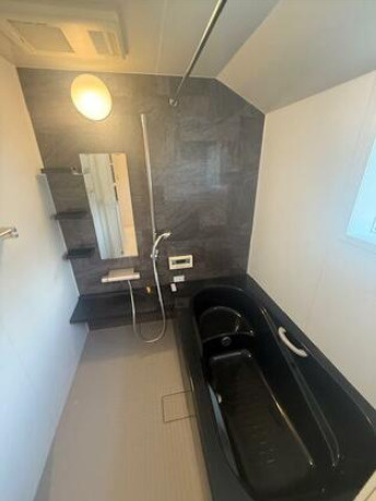 「演奏に没頭できる防音室完備」高知市中久万　中古一戸建ての浴室|シックな黒の浴槽がお洒落！一日の疲れを癒やすモダンなバスルーム。