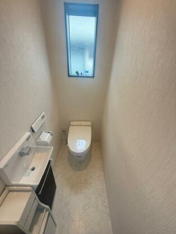 「演奏に没頭できる防音室完備」高知市中久万　中古一戸建てのトイレ|独立した手洗いカウンター完備！ゲストも使いやすい上品なトイレ