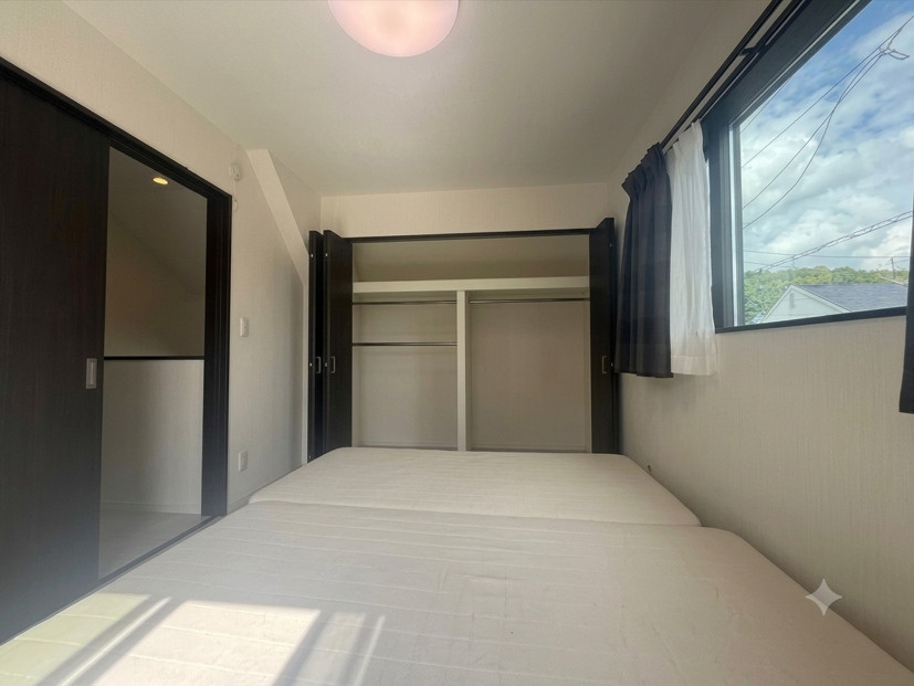 「演奏に没頭できる防音室完備」高知市中久万　中古一戸建ての洋室|大型クローゼット完備！ダブルベッドを置いてもゆとりの主寝室。