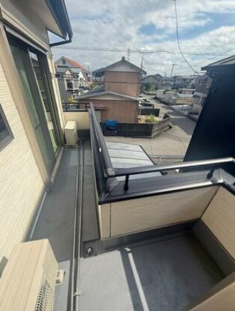 「演奏に没頭できる防音室完備」高知市中久万　中古一戸建てのバルコニー|青空が広がる心地よい空間！洗濯物もカラッと乾く開放的なバルコニー。