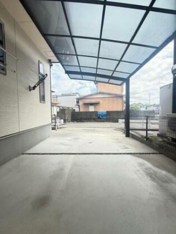 「演奏に没頭できる防音室完備」高知市中久万　中古一戸建ての駐車場|雨の日の乗り降りも快適！愛車を日差しや雨から守る大型カーポート。