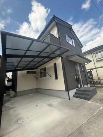「演奏に没頭できる防音室完備」高知市中久万　中古一戸建ての外観|雨の日も濡れずに車へ！カースペースが広々としたスタイリッシュな外観☆