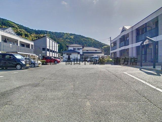 宮若市龍徳のアパートの駐車場