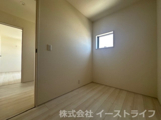 【新築戸建】　いわき市平城東1丁目第1　全15棟　長期優良住宅の収納|同社施工写真　意外と嵩張る・・・けど捨てたくない！となりがちなお子様のお絵描き、工作、自由研究・・・大切な思い出もたっぷり納められる大型収納のストレージルームです！