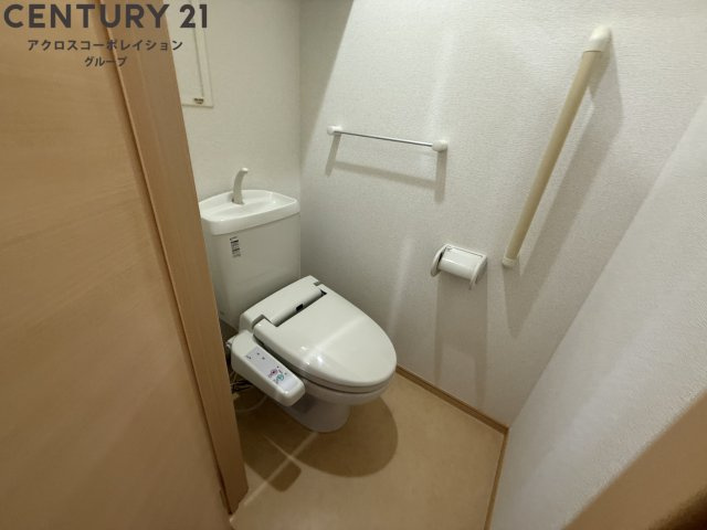 温水洗浄便座付きのトイレです♪