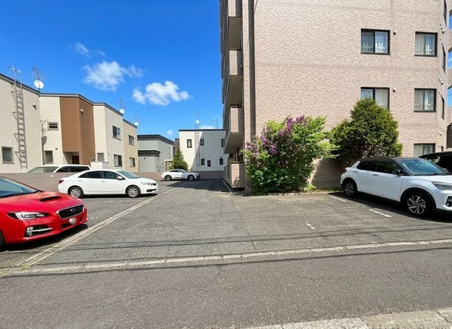 パルグラーサ環状通東の駐車場