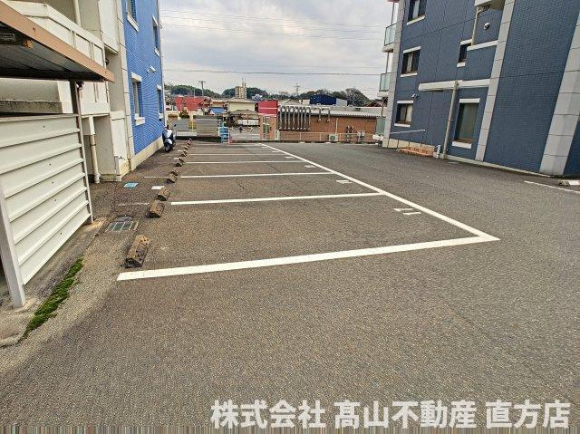 直方市大字感田の賃貸マンションの駐車場