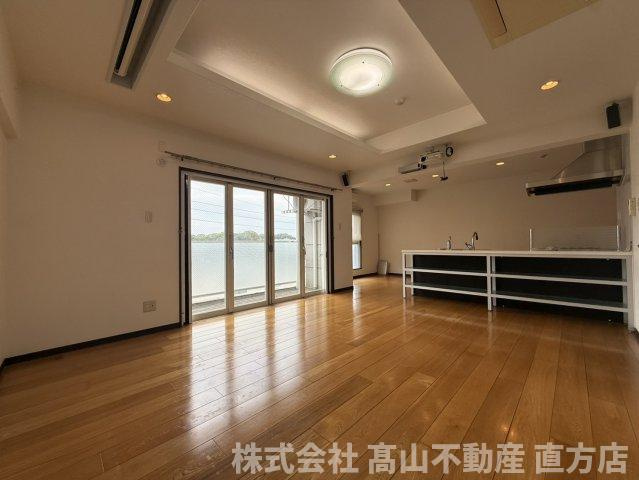 直方市大字感田の賃貸マンションの居間・リビング