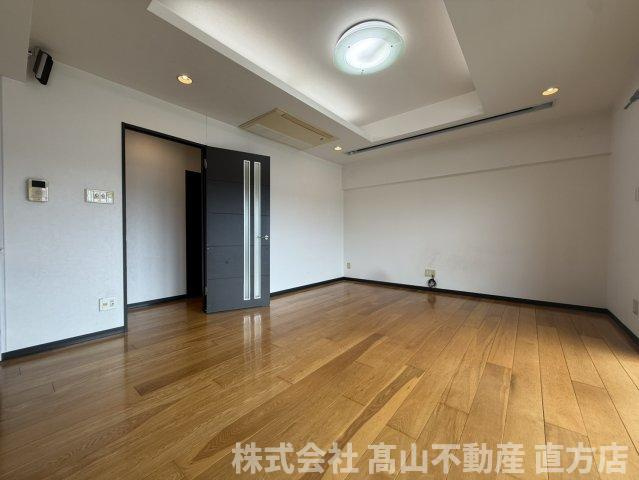直方市大字感田の賃貸マンションの居間・リビング