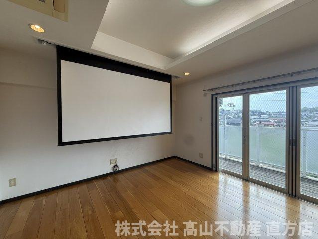 直方市大字感田の賃貸マンションの居間・リビング