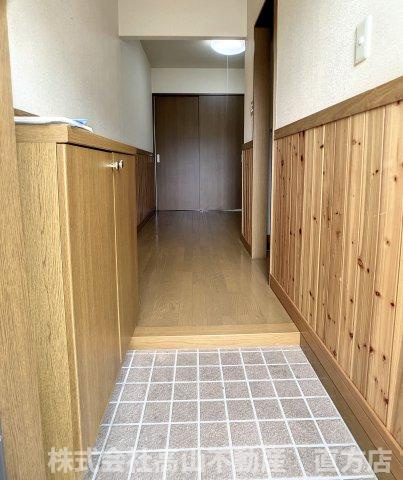 直方市大字山部のアパートの玄関