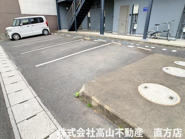 直方市大字山部のアパートの駐車場