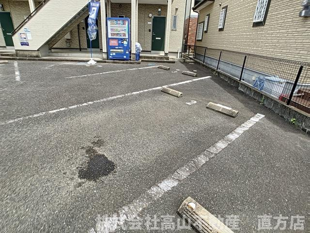 直方市大字感田のアパートの駐車場