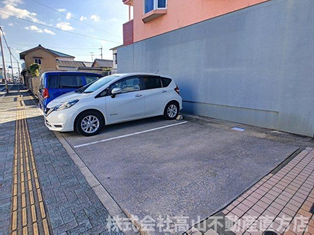 直方市神正町の賃貸マンションの駐車場