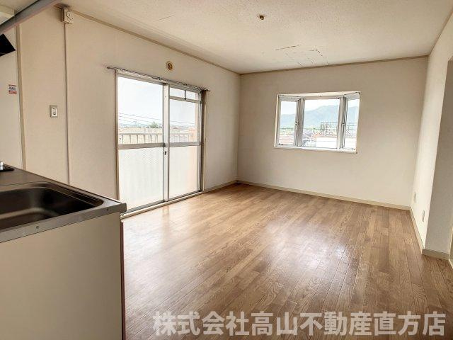 直方市神正町の賃貸マンションの居間・リビング