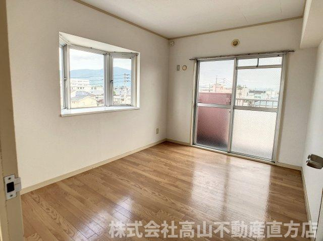 直方市神正町の賃貸マンションの居間・リビング