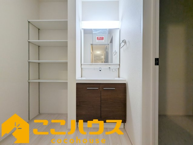 与那原町与那原　新築戸建て　全4棟　4号棟の独立洗面台|独立洗面台は収納豊富な三面鏡
