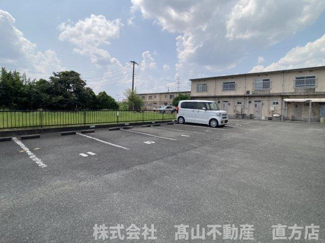 直方市大字感田のアパートの駐車場