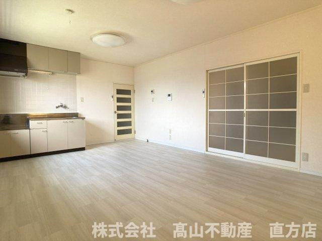 直方市大字感田のアパートの居間・リビング