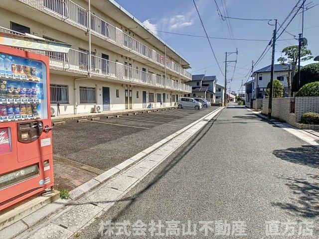 直方市大字山部のアパートの駐車場