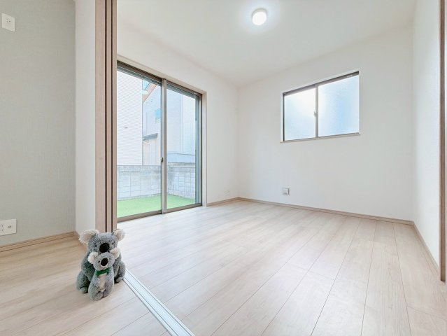 【洋室】 | 前橋市光が丘　新築住宅 | リビングに隣接する洋室はキッチンから見守れるキッズスペースとしても使用可能です。
フローリング使用でお手入れも楽々。
