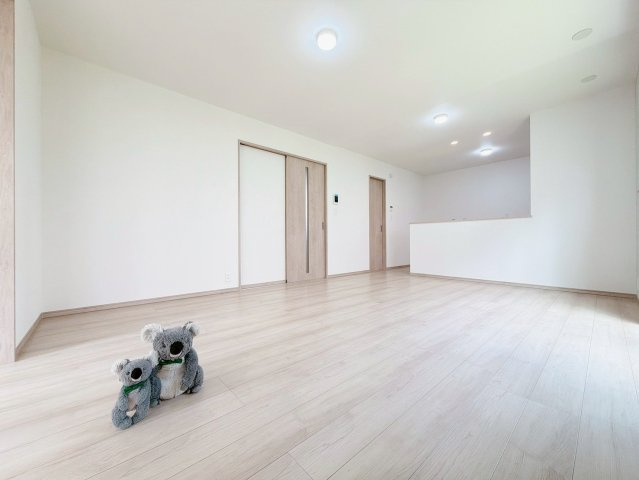【居間・リビング】 | 前橋市光が丘　新築住宅 | 気がづけば家族が集まって楽しい会話と食事が始まる。皆で笑って過ごす幸せ溢れるリビング。